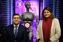 Decano Fing, alcaldesa y Robot Atom en Cumbre de inteligencia artificial de la comuna