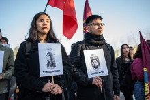 Dos jóvenes con carteles de detenidos desaparecidos 