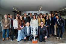 Rector, VRAE, estudiantes y académicas y académicos posan con la Copa de la Liga Usach