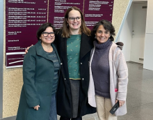 tres mujeres posan frente a la cámara