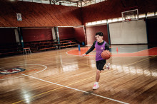 Estudiante jugando básquetbol en gimnasio Usach