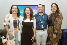 Egresada visitan univiversidad y dan charla a estudiantes en la Sala Estación. Las acompañaMarcelo Loyola Avilés, coordinador de Vinculación con Egresadas y Egresados de la Uvesp. 