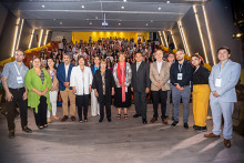 Presidenta Bachelet con autoridades y estudiantes en auditorio FAE