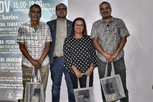 Investigadores posan a la cámara en escenario auditorio de la Facultad de Química y Biología