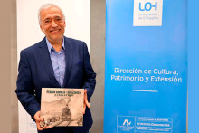 Dr. Sergio González posando con libro presentado