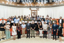 Participantes, Coordinadoras y Coordinadores de la Escuela como del CEM-Usach posando en el Salón de Honor 