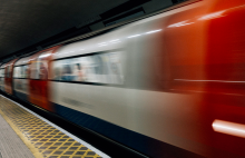 Carro del Metro circulando.