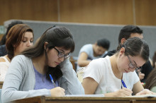 Dos estudiantes tomando apuntes