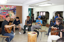 Carlos Cabezas e integrantes del taller de capacitación musical