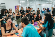 Imagen muestra una de las salas del Pabellón Forma con personas esperando ser atendidas por funcionarios 