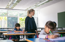 Profesora y alumnos en un aula