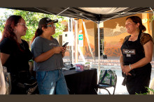 Estudiantes conversan con trabajadora en Marchigüe