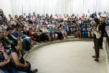 Asistentes al taller repletan el Salón de Honor 