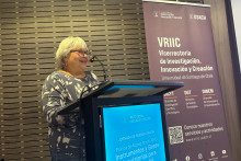 María Soledad Bravo-Marchant, encargada de Unidad de Acceso a la Información Científica de la Subdirección de Redes, Estrategia y Conocimiento de ANID y secretaria ejecutiva de la Corporación Cincel, realiza charla en la Usach 