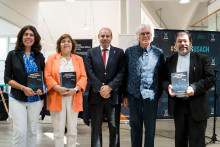 Vicerrectoras de Vinculación con el Medio y Académica, decano de la Facultad de Química y Biología, jefe de Bibliotecas Usach y el Dr. Marc Zeise, posan en el Espacio Ágora de la Biblioteca Central.