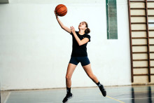 Estudiante juega básquetbol en gimnasio Usach