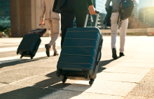 Persona caminando con una maleta.