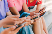 Personas revisando su celular