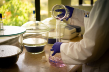 Investigador trabajando en el laboratorio