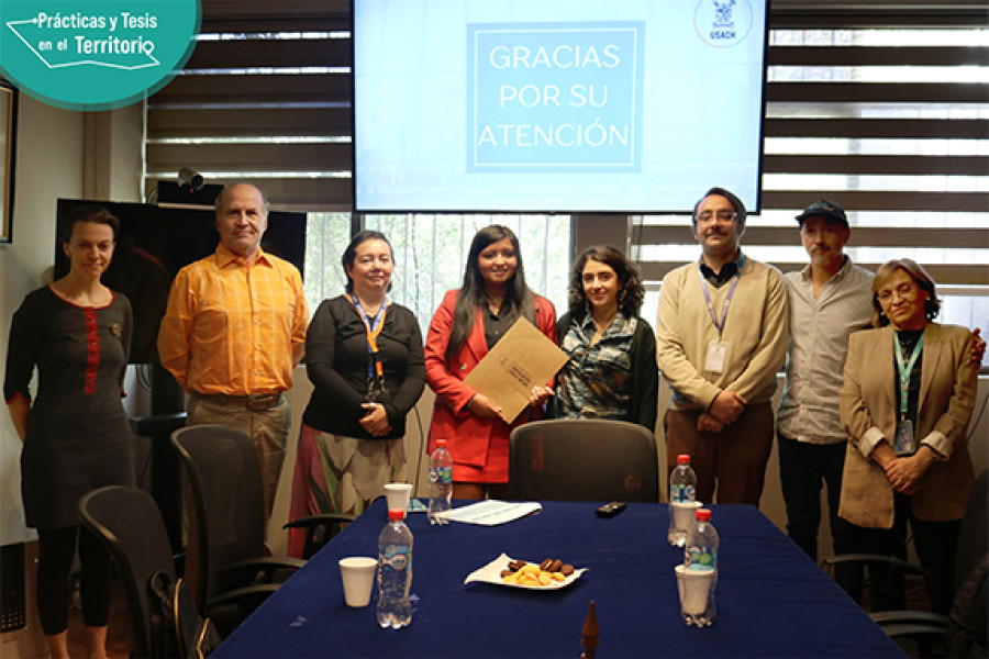 Estudiante y el grupo de trabajo de la Municipalidad.