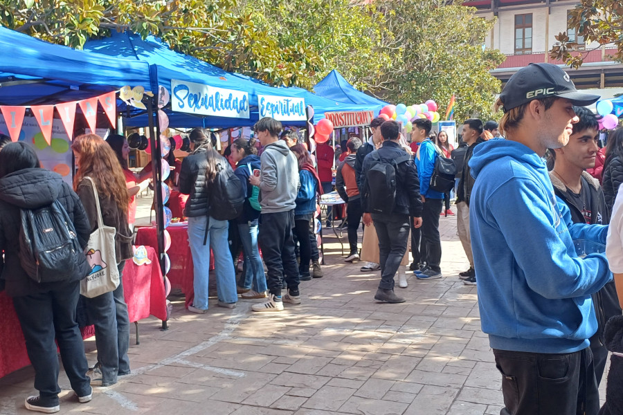 Asistentes recorren la feria de salud.