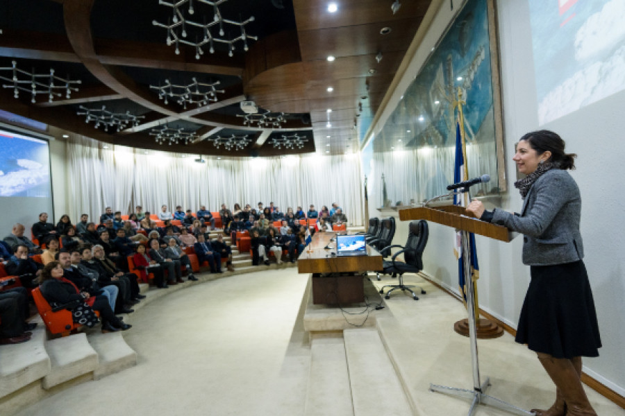 La ministra de Ciencia, Tecnología, Conocimiento e Innovación, Aisén Etcheverry Escudero en el Salón de Honor.