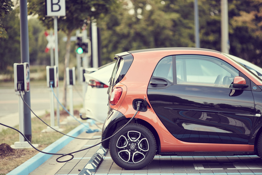 Auto eléctrico cargándose