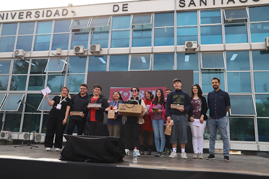 Grupo de estudiantes frente a la Rectoría.