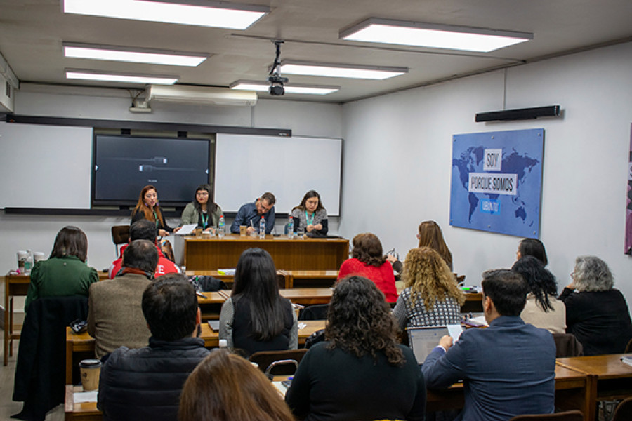 Público escuchando la exposición del panel.