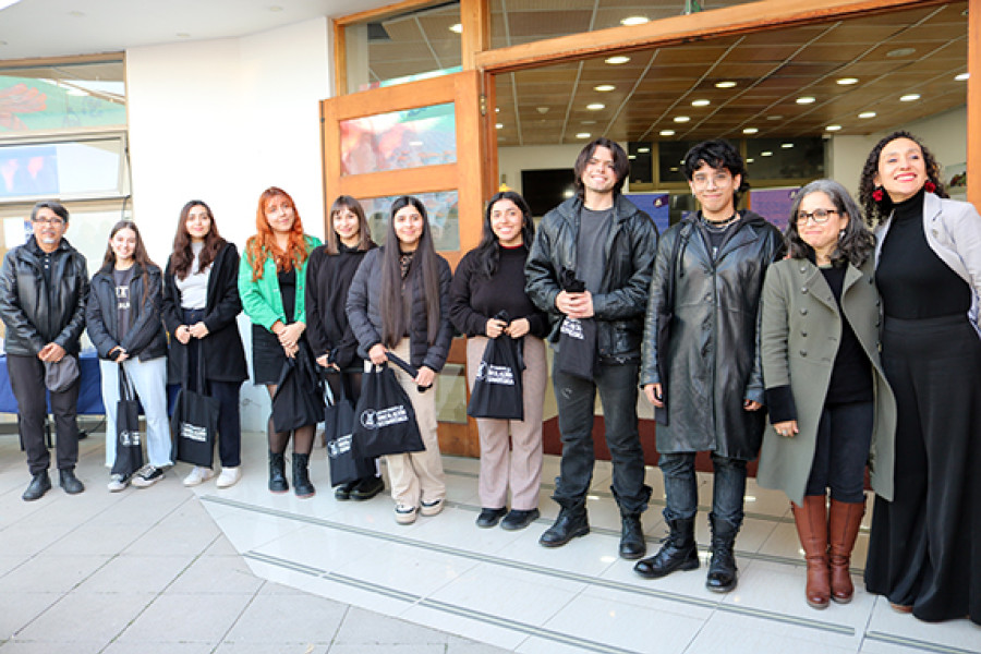 Grupo de expositores en la inauguración