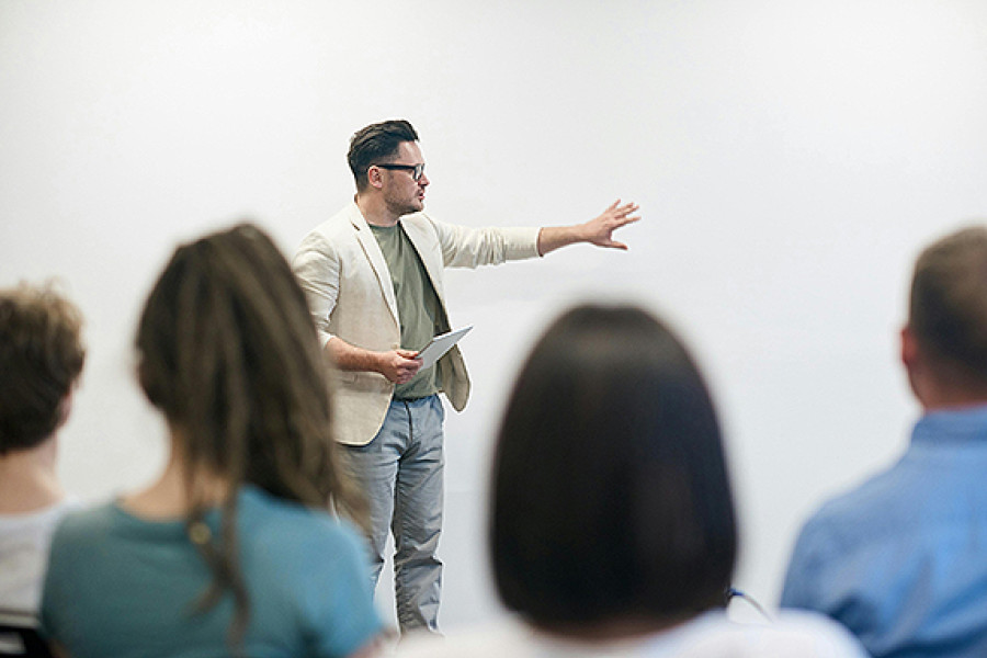 Hombre dictando clases a sus estudiantes