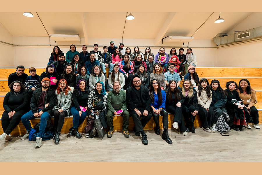 Grupos de estudiantes con autor Fernando Castillo en Biblioteca Central