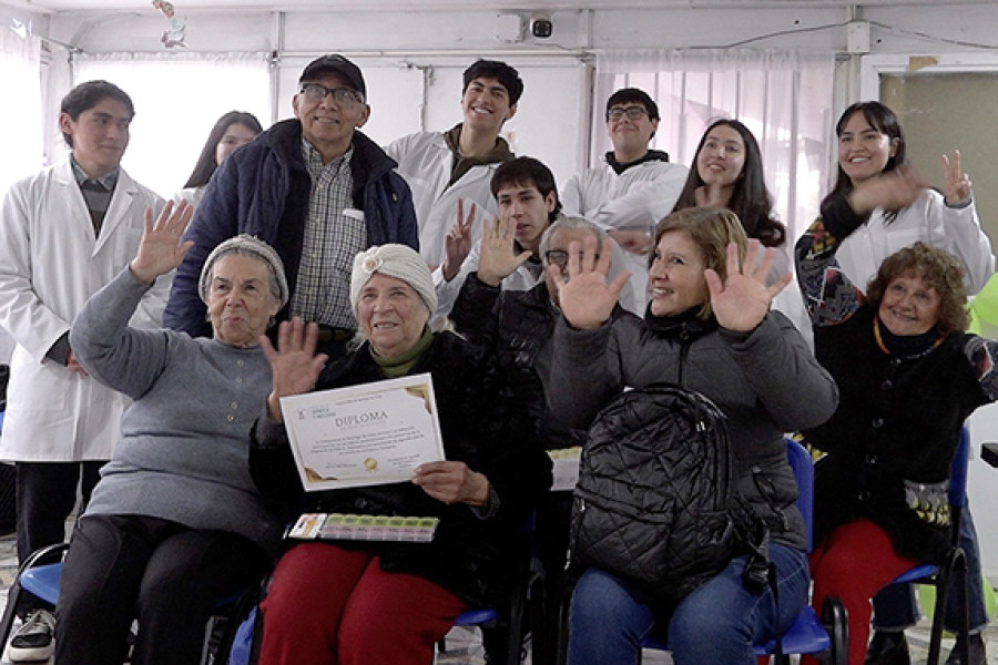 Asistentes y estudiantes facilitadores de la jornada de orientación farmacéutica 