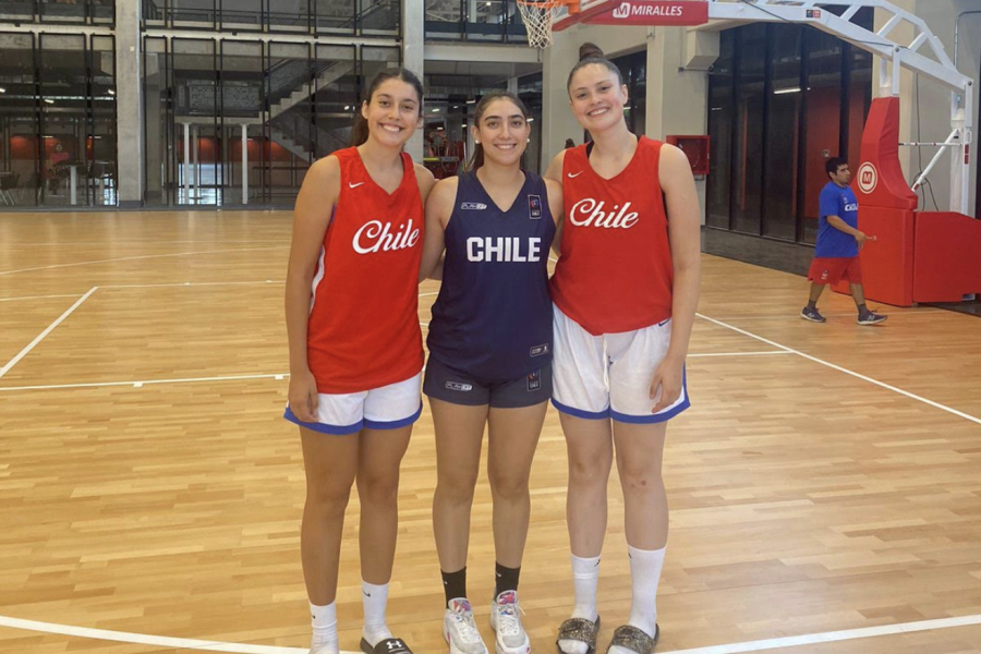 Seleccionadas posan frente a la cámara en una cancha de básquetbol