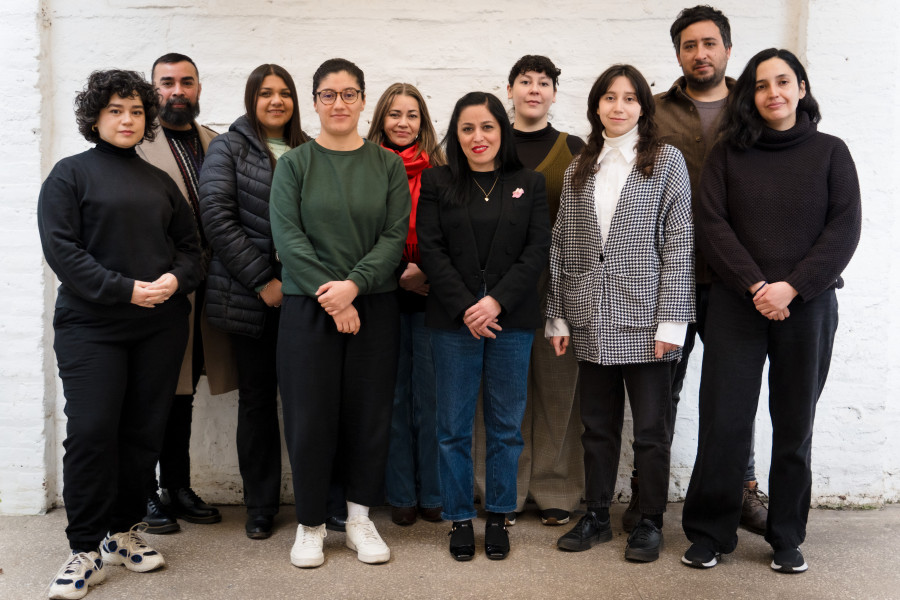 Integrantes del equipo de la Corporación Cultural posan de pie frente a la cámara