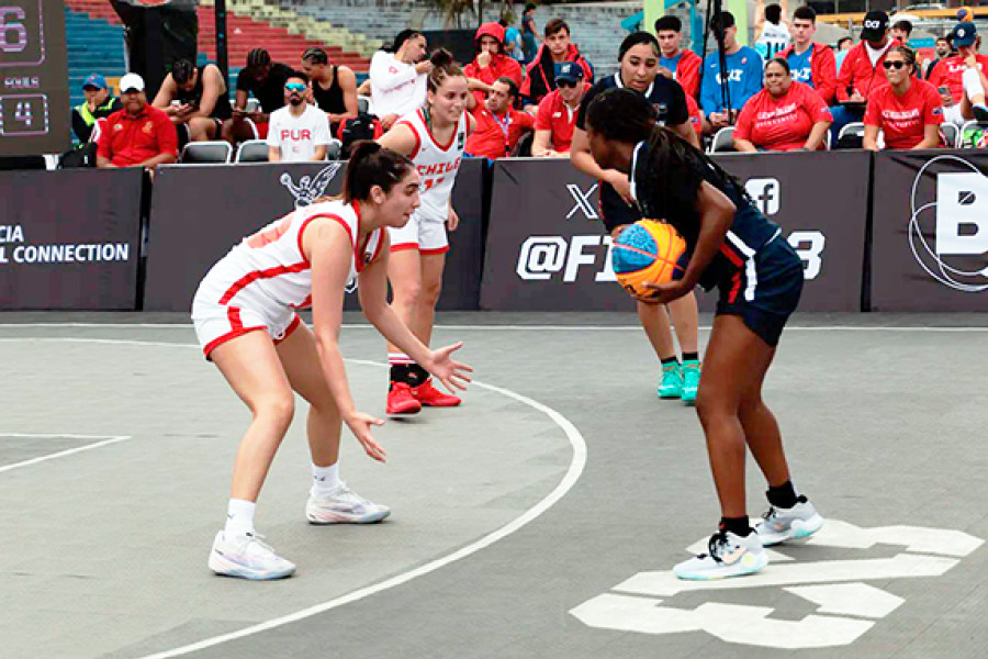 Dos jugadoras de básquetbol en la cancha 