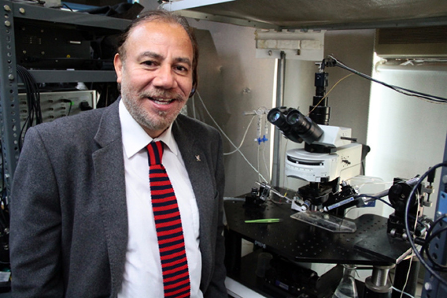 Decano de la Facultad de Química y Biología posa en un laboratorio 