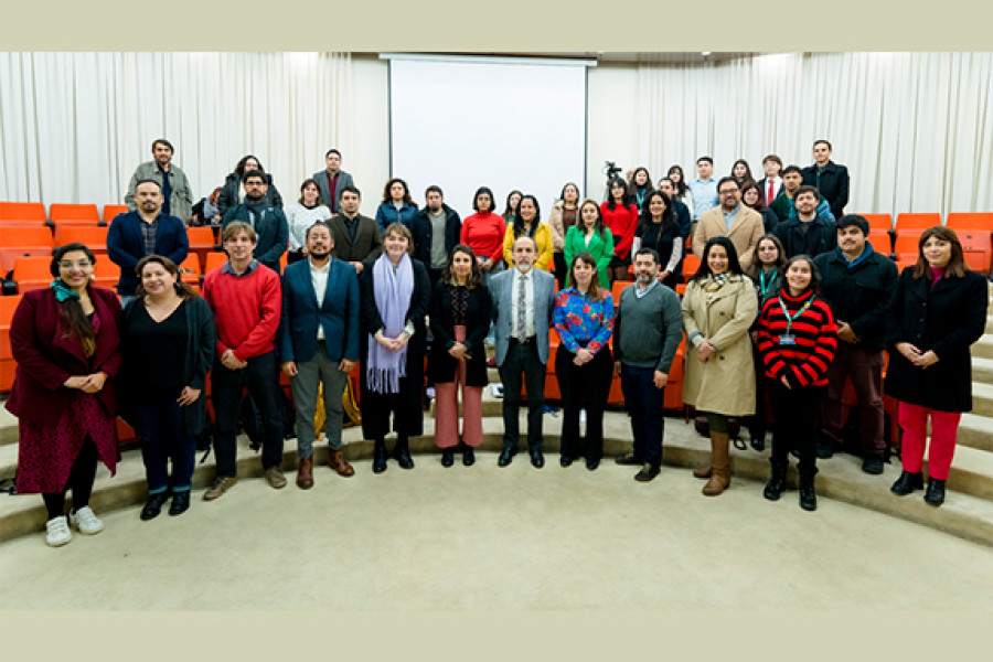 Participantes del seminario posan en foto grupal en el Salón de Honor