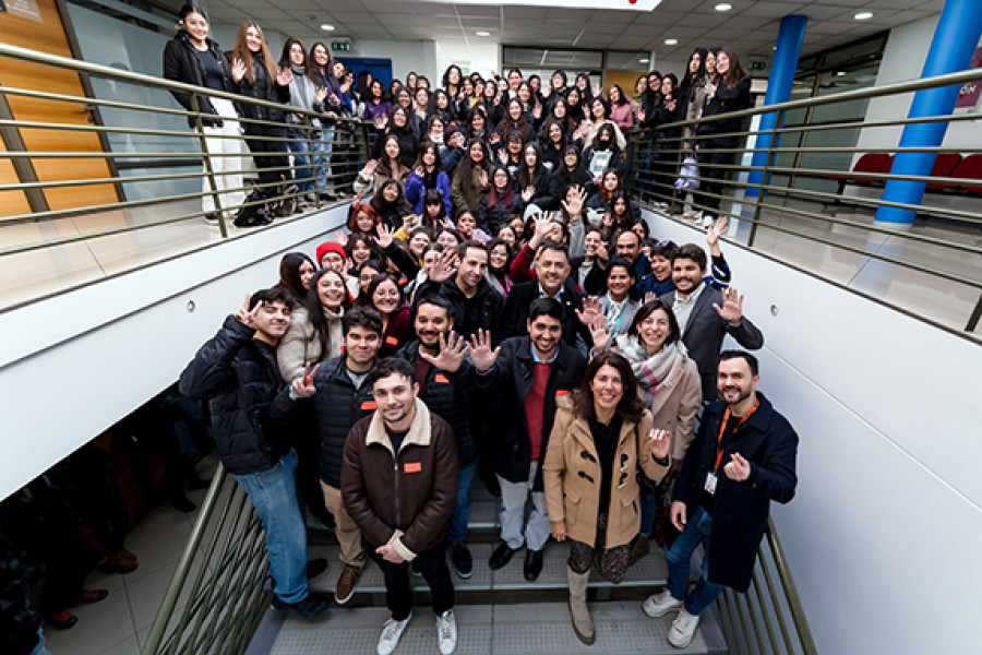 Foto grupal en la escalera del edificio de Ingeniería Industrial