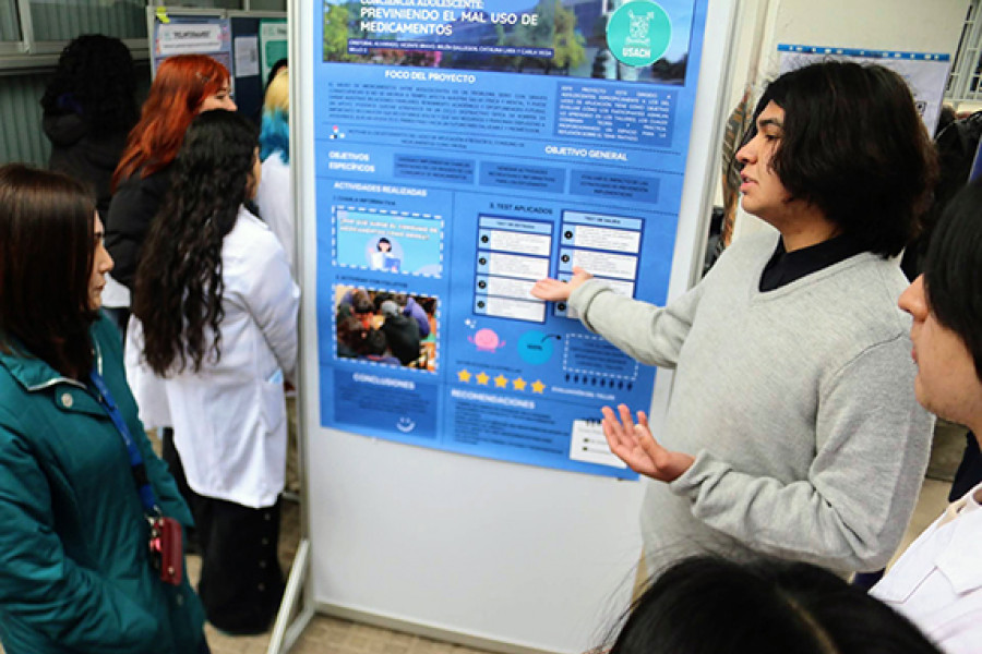 Estudiante exhibe proyecto al público 