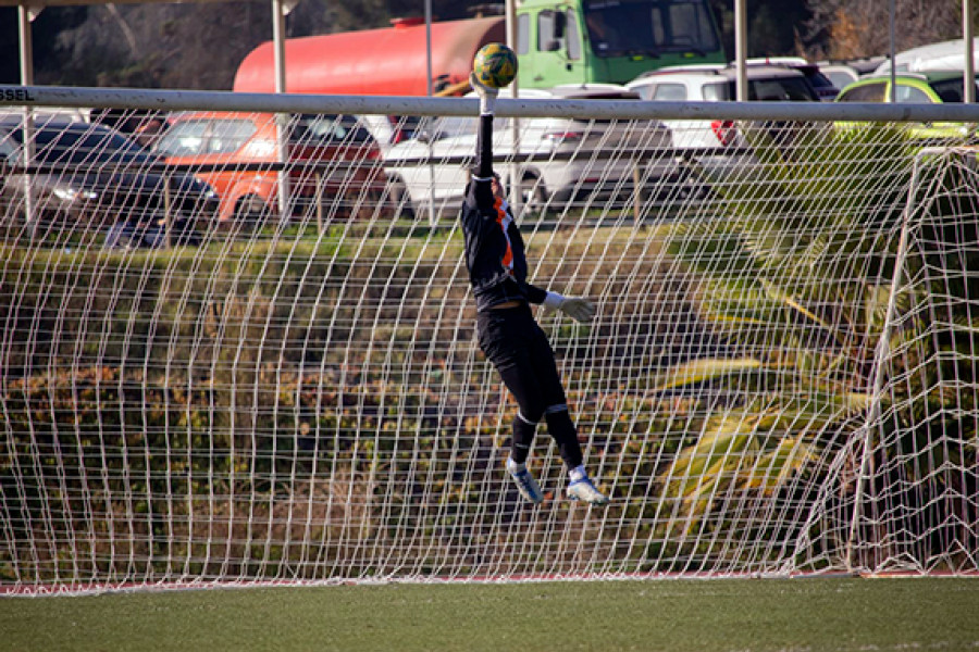 Arquero selección de fútbol Usach, entrenando en campus deportivo