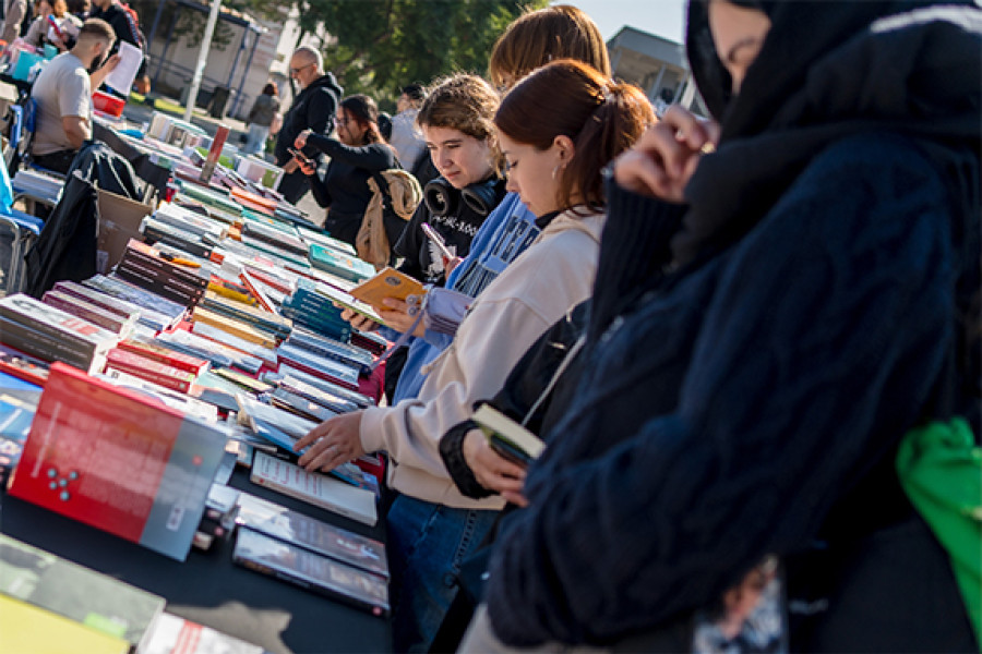 Fotografía de contexto de la librería itinerante en nuestro Campus