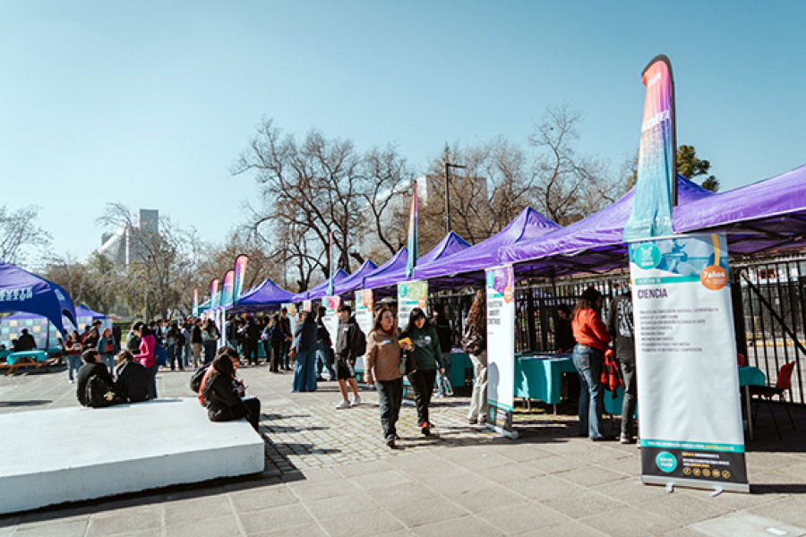 Personas en stand de información Admisión Usach 2025