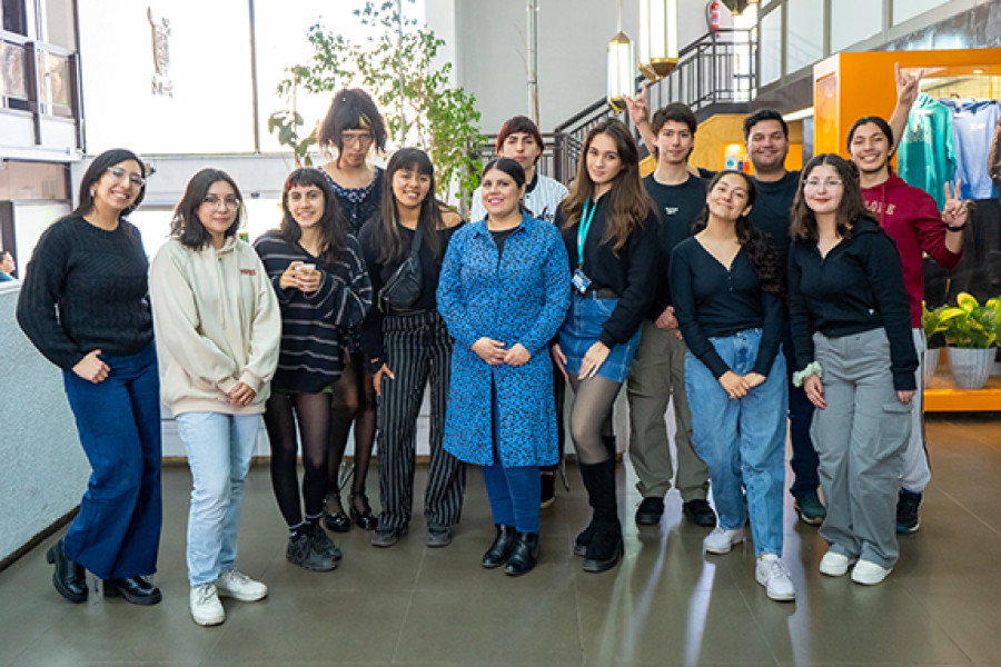 Estudiantes que realizan pasantía en edificio VIME