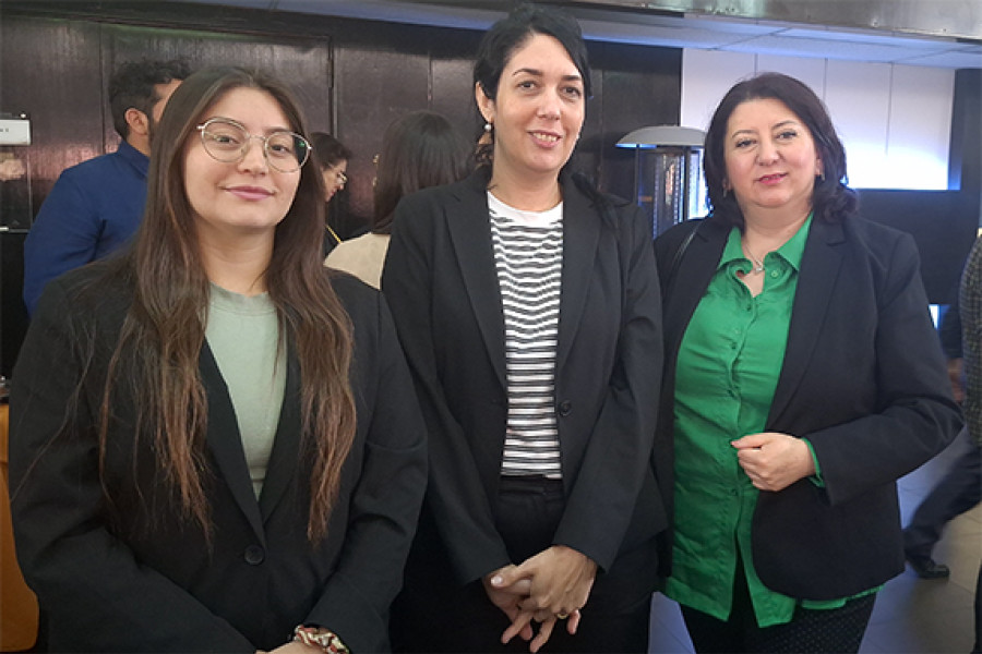 Grupos de mujeres investigadoras posan a la cámara en seminario