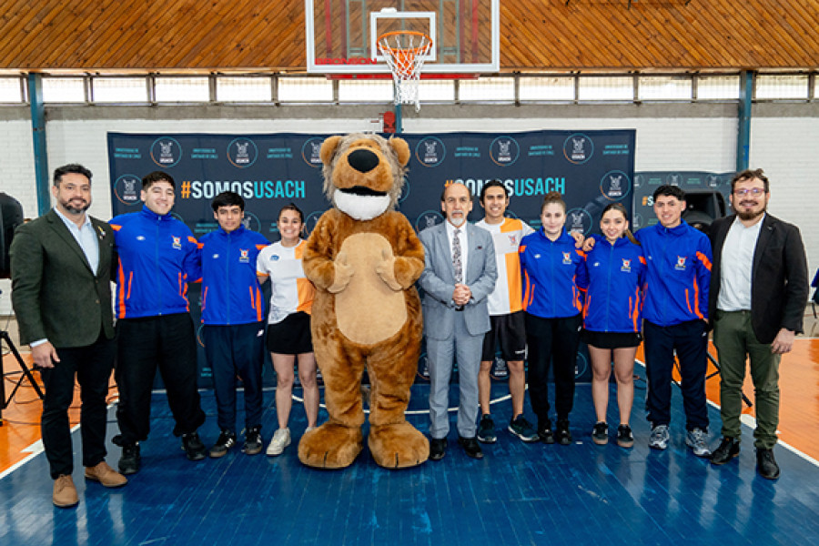 Rector Vidal, Usachín y Estudiantes deportistas posan en gimnasio Usach