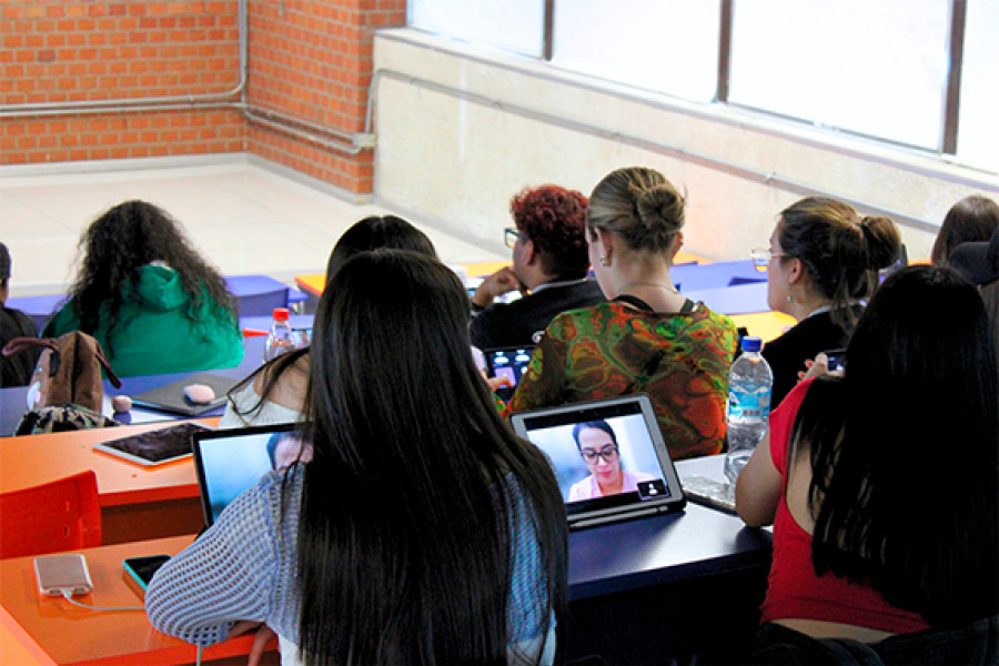 Estudiantes en sala de clases