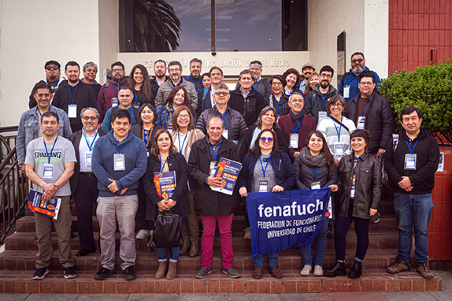 Representantes de asociaciones de trabajadoras y trabajadores posan en frontis de edificio VIME