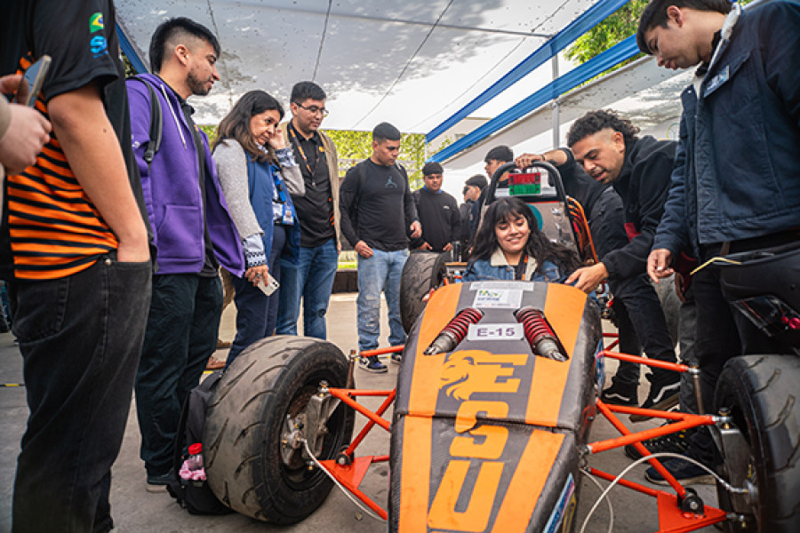 Estudiantes alrededor de Auto Esus Usach