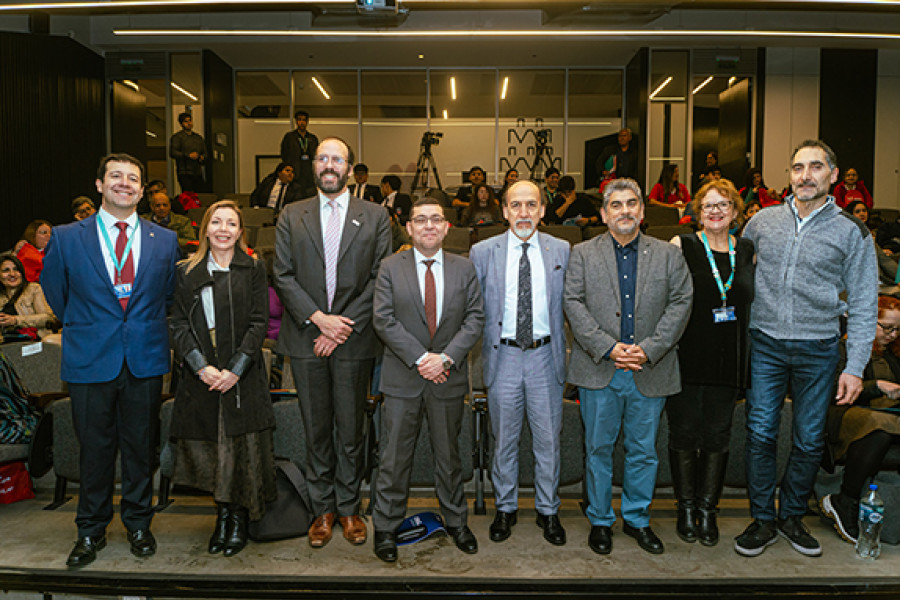 Rector Usach junto a decanos de Ingeniería y Ciencias Médicas, más participantes del evento